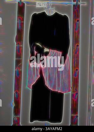 Un abito vintage presenta un design a contrasto con un corpetto scuro e una gonna leggera e fluida, elegantemente sospesa su un appendiabiti da ammirare., abito da sera, Hubert de Givenchy, Designer (francese, 1927-2018), Givenchy, Design House (francese), primi anni '1980, velluto di seta, Gazar, satin, lunghezza 56-3/4 poll., Textile and Fashion Arts, arte classica con un tocco moderno reinventata da Artotop Foto Stock