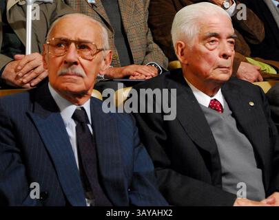 2 luglio 2010 - Cordoba, Argentina - l'ex dittatore argentino JORGE RAFAEL VIDELA, a sinistra, e l'ex generale dell'esercito LUCIANO BENJAMIN MENENDEZ sono visti in tribunale a Cordoba, Argentina, venerdì 2 luglio 2010. Videla e Menendez, insieme ad altri 20, sono stati processati per i presunti omicidi di 31 sacerdoti politici, che sono stati prelevati dalle loro celle di detenzione poco dopo il colpo di Stato militare del 1976 e, secondo la storia ufficiale, uccisi mentre cercavano di fuggire. Politica. Comenzo el juicio contra Videla y Menendez foto Irma Montiel (immagine di credito: © Irma Montiel/la Nacion Argentina/la Nacion/ZUMApress.com Foto Stock