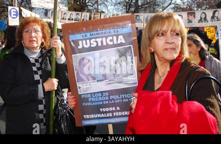 2 luglio 2010 - Cordoba, Argentina - scena fuori dal tribunale dove l'ex dittatore argentino Jorge Rafael Videla e l'ex generale dell'esercito Luciano Benjamin Menendez sono sotto processo a Cordoba, Argentina, venerdì 2 luglio 2010. Videla e Menendez, insieme ad altri 20, sono stati processati per i presunti omicidi di 31 sacerdoti politici, che sono stati prelevati dalle loro celle di detenzione poco dopo il colpo di Stato militare del 1976 e, secondo la storia ufficiale, uccisi mentre cercavano di fuggire. Politica. Comenzo el juicio contra Videla y Menendez foto Irma Montiel (immagine di credito: © Irma Montiel/la Nacion Argentina/la Na Foto Stock