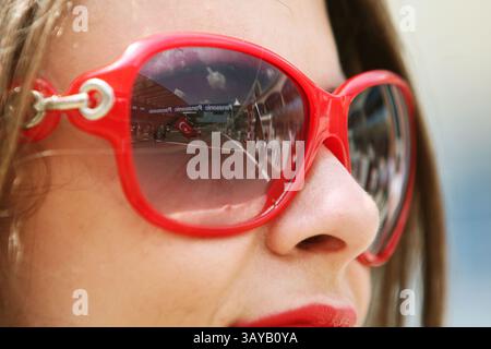 Le "ragazze della griglia" fanno parte degli sport motoristici internazionali tanto quanto il carburante ad alto numero di ottani, i tappi per le orecchie e gli incidenti ardenti. Prima di ogni gara, le ragazze della griglia prendono posizione dietro la linea di partenza, tenendo la bandiera nazionale della squadra e il numero del veicolo, o tenendo gli ombrelli sopra i piloti rivestiti in pelle per tenere il sole lontano da loro sull'asfalto bruciante. Inoltre, a quanto pare, passano un bel po' di tempo a stare in giro e a sembrare assurdamente caldi. A lungo, possano agitare. Nella foto: 30 maggio 2010 - Grid Girl Formula One World Championship, Rd 7, Gran Premio di Turchia, giornata di gara, Istanbul Park. Credito: © Sutt Foto Stock