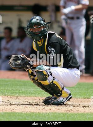 22 maggio 2010: Il ricevitore degli Oakland Athletics Kurt Suzuki #8 in azione durante la partita Interleague tra gli Oakland A's e i San Francisco Giants. Oakland sconfisse San Francisco 1-0. Oakland, California. (Immagine di credito: © David Godinez/Cal Sport Media/ZUMApress.com) Foto Stock
