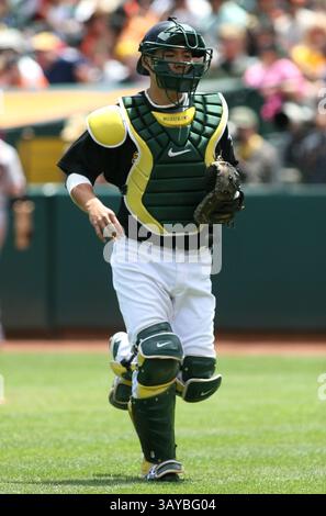 22 maggio 2010: Il ricevitore degli Oakland Athletics Kurt Suzuki #8 in azione durante la partita Interleague tra gli Oakland A's e i San Francisco Giants. Oakland sconfisse San Francisco 1-0. Oakland, California. (Immagine di credito: © David Godinez/Cal Sport Media/ZUMApress.com) Foto Stock