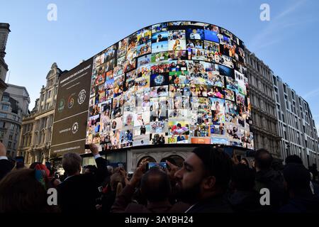 Inghilterra, Regno Unito. 22 aprile 2025. Londra, Regno Unito. 22 aprile 2025. La folla si riunisce a Piccadilly Circus per una proiezione speciale del pianeta Terra e dei suoi abitanti in occasione della giornata della Terra, organizzata dalla Space for A Better World e Space for Art Foundation. Crediti: ZUMA Press, Inc./Alamy Live News Foto Stock