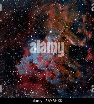 La stella fiammeggiante Nebula (IC 405) nella costellazione Auriga che circonda la stella bluastra AE Aurigae. Foto Stock