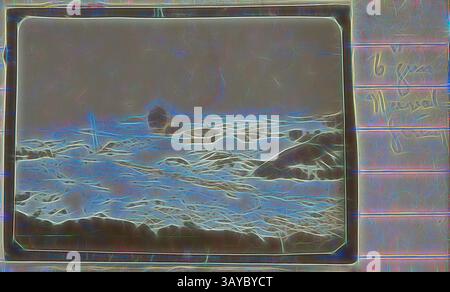 Un tumultuoso paesaggio marino con onde che si infrangono contro rocce aspre, avvolto da un bagliore etereo che migliora il movimento e l'energia dell'acqua. La scena trasmette un senso di mistero e dramma, invitando a riflettere sul potere della natura., fotografia - sparare a pistola, Quarry Siding, Francia, sergente John Lord, prima guerra mondiale, 1917, una delle 185 fotografie in bianco e nero di un album, scattate in Francia durante la prima guerra mondiale dal sergente John Lord. Alcune pagine sono vuote. Le fotografie dell'album raffigurano campi dell'esercito, ospedali, trincee, carri armati, paesaggi, cimiteri e tombe e gruppi di australiani in posa Foto Stock