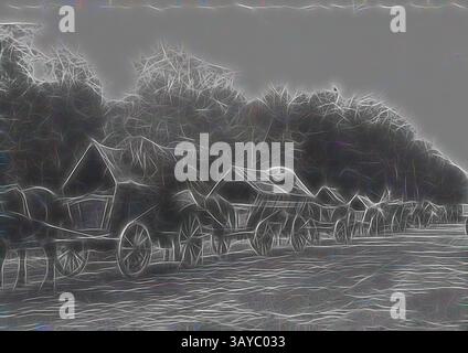 Una fila di carrozze trainate da cavalli si staglia tranquillamente su uno sfondo di alberi, i cui contorni sono leggermente sfocati, evocano un senso di nostalgia e tranquillità., fotografia digitale - carri trainati da cavalli che trasportano sfollati, regione Salzgitter, Germania, 1946, fotografia in bianco e nero di una linea di carri trainati da cavalli che trasportano sfollati polacchi fino a un punto di transito sul confine tra la zona britannica e russa per un treno diretto in Polonia dai campi della regione Salzgitter nel 1946. Questa è una delle 24 fotografie scattate dal personale inglese del servizio Guide International Foto Stock