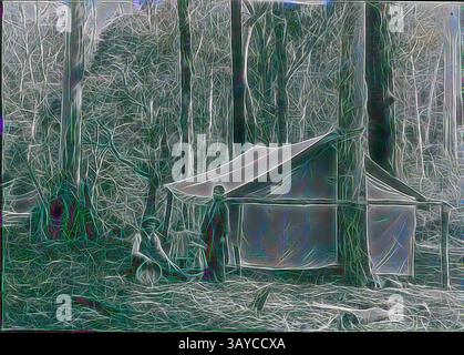 Due figure sorgono vicino a una tenda incastonata tra alti alberi in un'area boschiva, circondata da rami caduti e fogliame. Una figura sembra essere impegnata con un oggetto vicino, mentre l'altra è posizionata dalla tenda, creando una scena di vita rustica all'aperto., Lantern Slide - Miners' Camp, Upper Yarra, Victoria, 1904-1907, immagine in bianco e nero di un campo di una famiglia di miniere d'oro nella regione di Upper Yarra degli altopiani di Victoria, fotografata da A.J. Campbell. Campbell intraprese due percorsi lungo l'Upper Yarra Track, uno nel 1904 e l'altro nel 1907, questa immagine sarebbe stata scattata su uno di essi Foto Stock