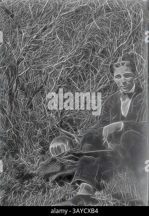 Una figura solitaria si siede su uno sfondo di rami intrecciati, trasudando un umore contemplativo. L'individuo, vestito con abiti d'epoca, guarda attentamente in lontananza, incarnando un senso di nostalgia e introspezione in mezzo all'ambiente naturale. Glass negative - uomo seduto sotto i rami, circa anni '1920, nero e bianco 1/6° piatto negativo di un uomo seduto sotto rami bassi o cespugli. Accanto a lui su un tappeto o un cappotto c'è un cappello da donna. La provenienza dell'immagine non è chiara, ma è stata ospitata nel museo aziendale di Kodak. raccolta di prodotti, materiale promozionale, fotografie Foto Stock