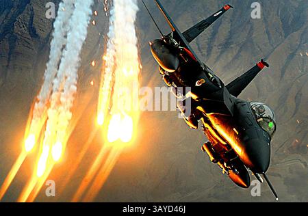 I BOEING F-15E COLPISCONO l'EAGLE del 391st Expeditionary Fighter Squadron presso la base aerea di Bagram, Afghanistan, lanciano decoy di calore durante una missione di supporto aereo ravvicinato sull'Afghanistan il 15 dicembre 2008 Foto Stock