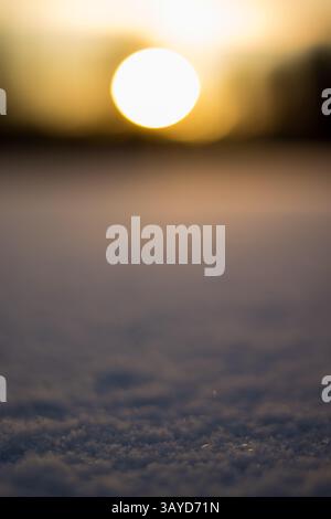 Tramonto serale su un lago ghiacciato a metà inverno. Foto Stock