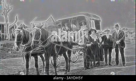 Un gruppo di tre persone si trova accanto a due cavalli imbracati su un carro, adagiato su uno sfondo rurale. Gli individui sono vestiti con abiti d'epoca, con una donna che indossa un cappello a tesa larga, mentre il paesaggio presenta semplici strutture sullo sfondo, che accennano a un'epoca passata. Negativo - Daylesford, Victoria, aprile 1921, Un gruppo di uomini e donne su un taxi trainato da cavalli., arte classica con un tocco moderno reinventata da Artotop Foto Stock