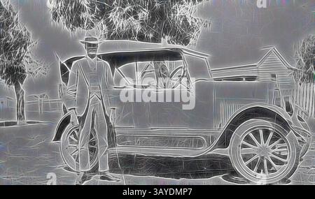 Un uomo elegante si erge accanto a un'auto d'epoca dei primi del XX secolo, mostrando un'eleganza senza tempo. Lo sfondo presenta alberi e un edificio che aggiungono un senso di nostalgia alla scena., negative - Horsham, Victoria, circa 1930, uomo in piedi accanto a un Rugby(?) Car., arte classica con un tocco moderno reinventata da Artotop Foto Stock