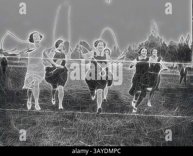 Un gruppo di donne che saltano con gioia la corda in un ambiente all'aperto vivace, mostrando il loro entusiasmo e cameratismo mentre si impegnano in un'attività ludica insieme., negative - Ballarat District (?), Victoria, circa 1930, sei ragazze, cinque in uniforme scolastica, finiscono una gara di salto., arte classica con un tocco moderno reinventata da Artotop Foto Stock
