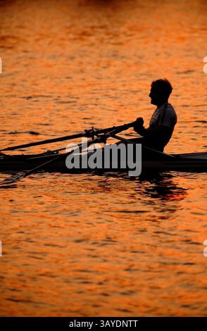11 luglio 2008 - Cambridge, Massachusetts, Stati Uniti - Un uomo regna sul fiume Charles a Boston al tramonto. NELLA FOTO: 22 aprile 2008. (Immagine di credito: © Essdras M Suarez/ZUMA Press) Foto Stock