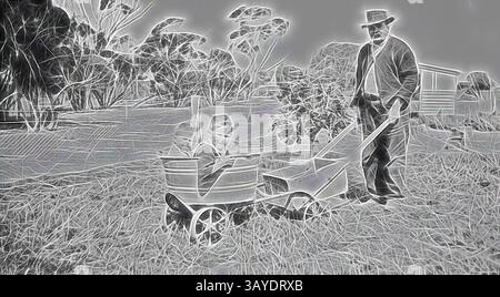 Un uomo sta accanto a un carro, guidandolo delicatamente mentre due bambini siedono all'interno, circondato da prati aperti e alberi sullo sfondo. La scena cattura un momento di giocosa esplorazione e compagnia., negative - bambini in Home-Made Cart spinto da Man, Manangatang, Victoria, circa 1925, Un uomo che spinge un trolley fatto in casa. Ci sono due piccoli ragazzi seduti in una vasca da bagno sulla parte anteriore del trolley, mentre il retro del trolley contiene una scatola di legno vuota. Arte classica con un tocco moderno reinventata da Artotop Foto Stock