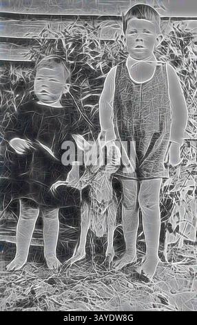 Due bambini stanno accanto a una piccola capra in un ambiente rustico, circondato dal verde. Il bambino più grande ha un'espressione seria, mentre il più giovane sembra interagire giocosamente con la capra, creando un'affascinante scena di innocenza e compagnia., negativo - Nandaly District, Victoria, di Bill Boyd, 1922, negativo fotografico in bianco e nero del fotografo William (Bill) Boyd.depicting attività agricole, famiglia e la vita domestica di persone che stabilirono la difficile frontiera del grano della Mallee, principalmente dentro e intorno alle città di Nandaly e Sea Lake., arte classica Foto Stock