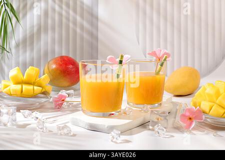 Cocktail di limonata fatto in casa, succo di frutta o frullato con mango, ghiaccio e frutta sul tavolo soleggiato, ricetta rinfrescante per la bevanda estiva, dieta disintossicante e peso basso Foto Stock