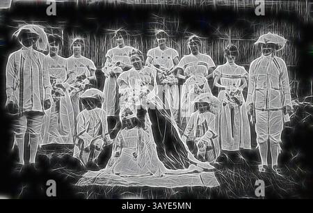 Un gruppo di individui elegantemente vestiti si posa in un ambiente all'aperto sereno, mostrando abiti intricati e composizioni floreali. La scena cattura un momento di celebrazione, probabilmente un matrimonio o un incontro formale, mettendo in evidenza la bellezza e la grazia dell'abbigliamento e le espressioni gioiose dei partecipanti., negativo - Victoria, circa 1915, Una donna vestita da regina con i suoi assistenti. Le informazioni fornite indicano che si trattava di "vestire di fantasia il giorno dopo l'incoronazione", ma non è chiaro se questo si riferisca a un'incoronazione reale o a una regina di beneficenza locale. La data suggerisce che era tempo di guerra Foto Stock