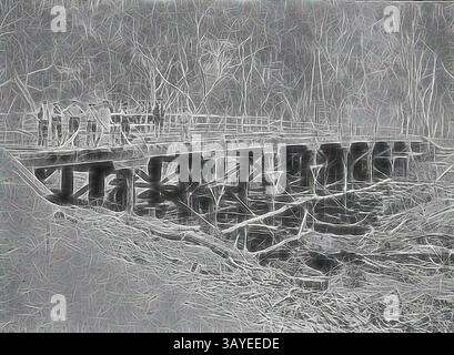 Un ponte di legno intempestivo si estende su un calmo corpo d'acqua, circondato da alberi sparsi e terreni accidentati. La scena trasmette un'atmosfera serena ma rustica, mettendo in risalto la bellezza della semplicità della natura. Negativo - Shepparton District, Victoria, circa 1905, costruzione di un ponte in legno sul fiume Goulburn., arte classica con un tocco moderno reinventata da Artotop Foto Stock