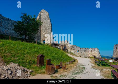 Vista del castello di Cachtice in Slovacchia durante una giornata di sole. IMMAGINE Foto Stock