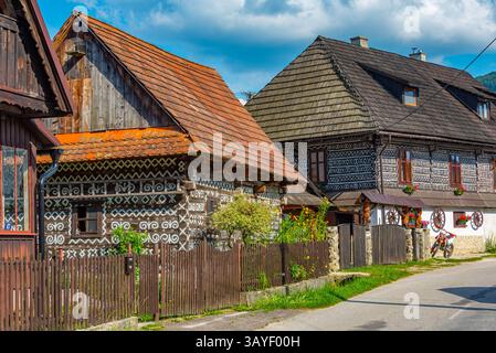 Tipica architettura popolare a Cicmany, Slovacchia. IMMAGINE Foto Stock
