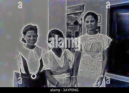 Tre donne stanno insieme, ognuna con un'espressione unica. Sono vestiti in abiti tradizionali, con uno che indossa un cappello e un altro che sfoggia una cintura. Lo sfondo suggerisce un ambiente interno, esaltando il senso di cameratismo tra di loro., negativo - Ritratto di tre ragazze, Isole del Pacifico, circa anni '1930, negativo raffigurante tre ragazze di etnia indiana. Possono provenire da un orfanotrofio in quanto non indossano uniformi scolastiche (come era la norma, in particolare per le ragazze negli anni più anziani) ma indossano abiti in stile occidentale. Parte di una collezione di 55 lanterne fotografiche che viaggiano Foto Stock