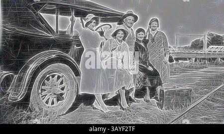Un gruppo di cinque persone elegantemente vestite si erge accanto a un'auto d'epoca, trasudando un senso di gioia e di cameratismo. Le donne indossano cappelli e abiti eleganti tipici dell'epoca, mentre gli uomini sono vestiti con abiti comodi. Lo sfondo offre una vista panoramica che aggiunge un'atmosfera nostalgica e un senso di avventura. Negativo: Swan Hill, Victoria, circa 1930, Un uomo e quattro donne accanto a un'auto. Sullo sfondo c'è un ponte sul fiume Murray. C'è una valigia a terra di fronte al gruppo, mentre una linea ferroviaria è visibile nell'angolo in basso a destra. Arte classica con un tocco moderno Foto Stock