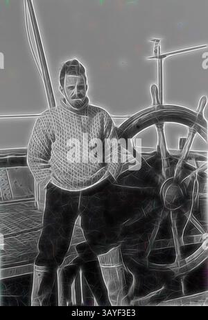 Un marinaio si erge con sicurezza sulla ruota della nave, rivestito in un comodo maglione a maglia, circondato da elementi nautici che evocano un senso di avventura e resilienza sul mare aperto., fotografia - di George Rayner, Antartide, 1934, parte di una serie di fotografie create da George Rayner in Antartide e nelle isole sub-antartiche durante i primi anni '1930, arte classica con un tocco moderno reinventato da Artotop Foto Stock
