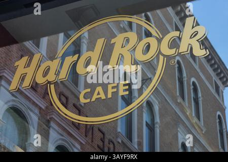 Venezia, Italia - 20 aprile 2025: Logo dell'Hard Rock Cafe sulla finestra della città Foto Stock