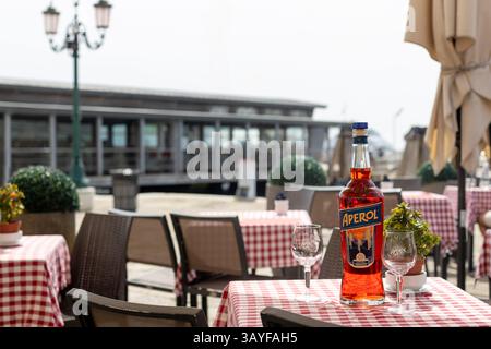 Venezia, Italia - 20 aprile 2025: Bottiglia di Aperol sul tavolo presso un caffè all'aperto Foto Stock