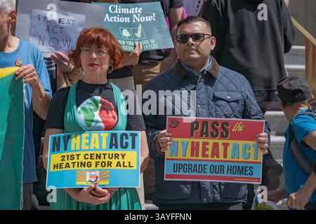 Oltre 100 newyorkesi si sono Uniti alle organizzazioni ambientaliste in occasione della giornata della Terra, il 22 aprile 2025, ai gradini del Municipio per radunarsi per il NY HEAT Act, un importante disegno di legge sul clima e sull'accessibilità che avrebbe ridotto le emissioni e risparmiato reddito basso e moderato newyorkesi in media di $ 164 al mese. Sostenuto dai principali legislatori, tra cui il rappresentante statunitense Jerry Nadler, il Comptroller di NYC Brad Lander, il consigliere comunale Erik Bottcher e i rappresentanti dell'Office of the Public Advocate, i membri della comunità e i leader ambientali hanno esortato il presidente Heastie e il governatore Hochul ad approvare il disegno di legge nel bilancio statale di quest'anno. Foto Stock