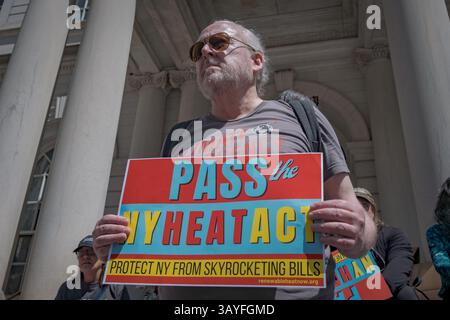 Oltre 100 newyorkesi si sono Uniti alle organizzazioni ambientaliste in occasione della giornata della Terra, il 22 aprile 2025, ai gradini del Municipio per radunarsi per il NY HEAT Act, un importante disegno di legge sul clima e sull'accessibilità che avrebbe ridotto le emissioni e risparmiato reddito basso e moderato newyorkesi in media di $ 164 al mese. Sostenuto dai principali legislatori, tra cui il rappresentante statunitense Jerry Nadler, il Comptroller di NYC Brad Lander, il consigliere comunale Erik Bottcher e i rappresentanti dell'Office of the Public Advocate, i membri della comunità e i leader ambientali hanno esortato il presidente Heastie e il governatore Hochul ad approvare il disegno di legge nel bilancio statale di quest'anno. Foto Stock