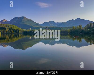 Mattina a Strbske Pleso in Slovacchia. IMMAGINE Foto Stock