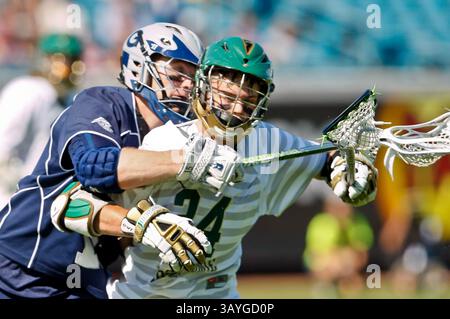 20 febbraio 2011: Il centrocampista dei Jacksonville Dolphins Bobby Stockton (24) ottiene un colpo da Georgetown Hoyas centrocampista Kurt Watkinson (15) durante l'azione di Lacrosse tra Georgetown Hoyas e Jacksonville Dolphins durante il Moe's Southwest Sunshine Classic giocato all'EverBank Field di Jacksonville, Florida. Georgetown ha battuto in finale Jacksonville 14-11.(Credit Image: © Gray Quetti/Cal Sport Media/ZUMAPRESS.com) Foto Stock