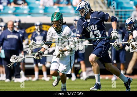 20 febbraio 2011: Il difensore di Georgetown Hoyas Barney Ehrmann (43) tenta di bloccare l'attacco dei Jacksonville Dolphins Max Gurowski (8) durante l'azione di lacrosse tra i Georgetown Hoyas e i Jacksonville Dolphins durante il Moe's Southwest Sunshine Classic giocato all'EverBank Field di Jacksonville, Florida. Georgetown ha battuto in finale Jacksonville 14-11.(Credit Image: © Gray Quetti/Cal Sport Media/ZUMAPRESS.com) Foto Stock