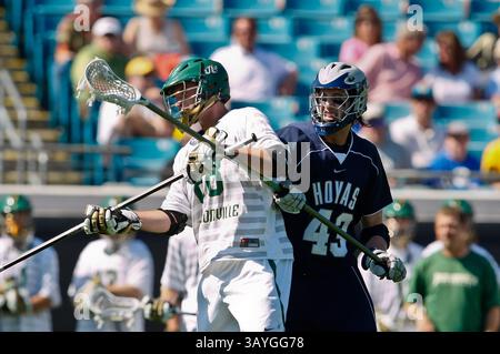 20 febbraio 2011: Il difensore dei Jacksonville Dolphins Corey Lovrich (88) combatte contro il difensore di Georgetown Hoyas Barney Ehrmann (43) durante l'azione di Lacrosse tra Georgetown Hoyas e Jacksonville Dolphins durante il Moe's Southwest Sunshine Classic giocato all'EverBank Field di Jacksonville, Florida. Georgetown ha battuto in finale Jacksonville 14-11.(Credit Image: © Gray Quetti/Cal Sport Media/ZUMAPRESS.com) Foto Stock