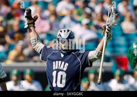 20 febbraio 2011: Il centrocampista di Georgetown Hoyas Max Seligmann (10) festeggia dopo che la sua squadra ha segnato un gol durante l'azione di Lacrosse tra Georgetown Hoyas e Jacksonville Dolphins durante il Moe's Southwest Sunshine Classic giocato all'EverBank Field di Jacksonville, Florida. Georgetown ha battuto in finale Jacksonville 14-11.(Credit Image: © Gray Quetti/Cal Sport Media/ZUMAPRESS.com) Foto Stock