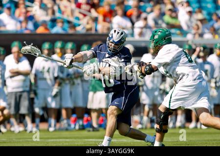 20 febbraio 2011: Il centrocampista di Georgetown Hoyas Max Seligmann (10) tira un tiro al gol mentre viene bloccato dal difensore dei Jacksonville Dolphins Corey Lovrich (88) durante l'azione di Lacrosse tra i Georgetown Hoyas e i Jacksonville Dolphins durante il Moe's Southwest Sunshine Classic giocato all'EverBank Field di Jacksonville, Florida. Georgetown ha battuto in finale Jacksonville 14-11.(Credit Image: © Gray Quetti/Cal Sport Media/ZUMAPRESS.com) Foto Stock