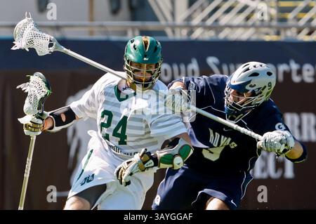 20 febbraio 2011: Il centrocampista dei Jacksonville Dolphins Bobby Stockton (24) si prende un bastone alla gola dal difensore di Georgetown Hoyas Brennan Bicknese (9) durante l'azione di Lacrosse tra i Georgetown Hoyas e i Jacksonville Dolphins durante il Moe's Southwest Sunshine Classic giocato all'EverBank Field di Jacksonville, Florida. Georgetown ha battuto in finale Jacksonville 14-11.(Credit Image: © Gray Quetti/Cal Sport Media/ZUMAPRESS.com) Foto Stock