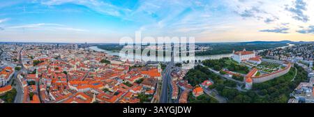 Vista aerea al tramonto del castello di Bratislava in Slovacchia. IMMAGINE Foto Stock