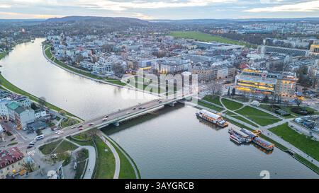 Tramonto sul lungofiume della Vistola a Cracovia/Cracovia in Polonia. IMMAGINE Foto Stock