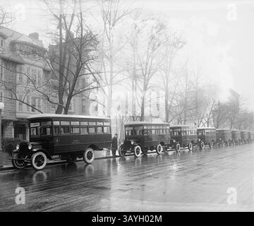 06 giugno 1920 - Washington, District of Columbia, Stati Uniti - Washington Rapid Transit Co. Buses..(Credit Image: © BuyEnlarge/ZUMAPRESS.com) Foto Stock