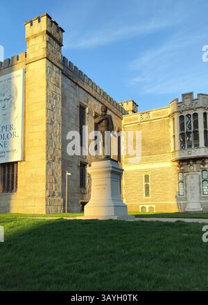 Statua di Nathan Hale, presso il Wadsworth Atheneum Museum of Art, vista con l'illuminazione del tramonto, Hartford, Connecticut, USA Foto Stock