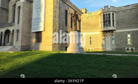 Statua di Nathan Hale, presso il Wadsworth Atheneum Museum of Art, vista con l'illuminazione del tramonto, Hartford, Connecticut, USA Foto Stock