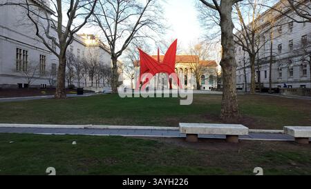 Alfred e Burr Mall nel centro della città, con il dinosauro Hartford S, noto anche come Calder Stegosaurus, scultura di Alexander Calder, Hartford, CT, USA Foto Stock