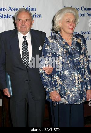 30 settembre 2004 - New York, New York, Stati Uniti - K39721PSC.una-USA ONORA OPRAH WINFREY CON IL SUO PREMIO GLOBALE PER L'AZIONE UMANITARIA AL WALDORF ASTORIA, NEW YORK New YORK 09/30/2004. / DAVID HAPPY ROCKEFELLER (immagine di credito: © Paul Schmulbach/Globe Photos/ZUMAPRESS.com) Foto Stock