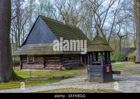 Cottage in legno al museo all'aperto di Pszczyna in Polonia. IMMAGINE Foto Stock