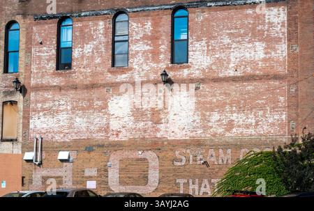 Sbiadimento sul lato di un edificio a Rochester, New York Foto Stock