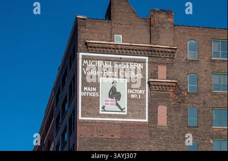 Pubblicità in dissolvenza in un edificio di Rochester, New York Foto Stock