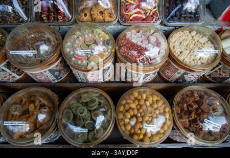 Variopinto assortimento di dolci mediorientali e frutta secca in vasetti fuori da un negozio di alimentari a Berlino-Friedrichshain. Foto Stock